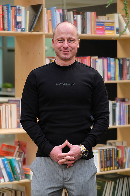 portret van een man in zwart shirt.