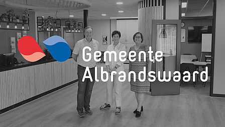 logo Gemeente Albrandswaard met zwartwit foto van drie poserende mensen op de achtergrond