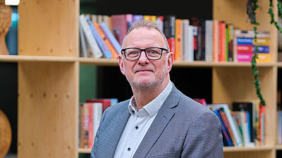 portret van een man in grijs pak