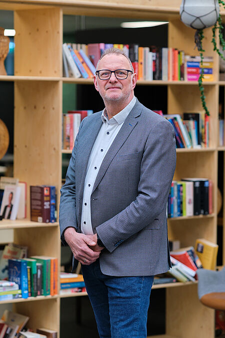 portret van een man in grijs pak