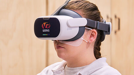 Een jonge vrouw met VR-bril.