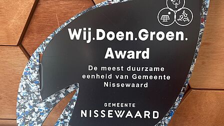 Prijs met de tekst Wij.Doen.Groen. Award en Nissewaard logo.