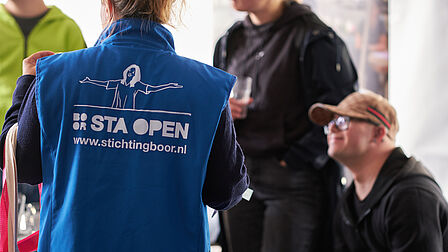 De rug van een jasje met het logo van Stichting BOOR.