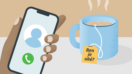 Een hand met een telefoon. Een mok warme drank met thee-label "Ben je oké?"