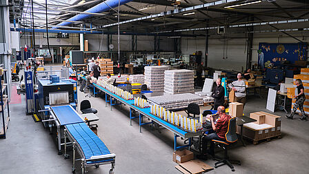 Productielijn in een grote hal
