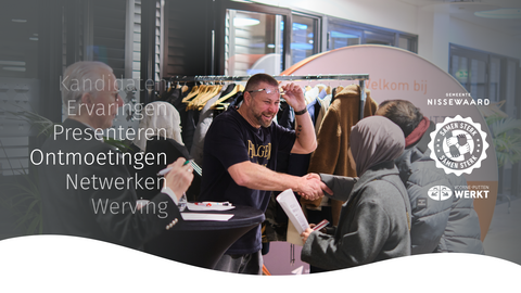 Man geeft hand aan bezoekers. Tekst in afbeelding: Kandidaten, Ervaringen, Presenteren, Ontmoetingen, Netwerken, Werving.