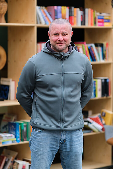 portret van een man in grijs-groene trui