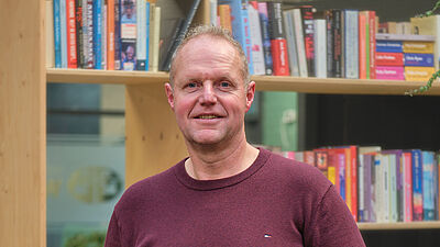 portret van een man in trui.