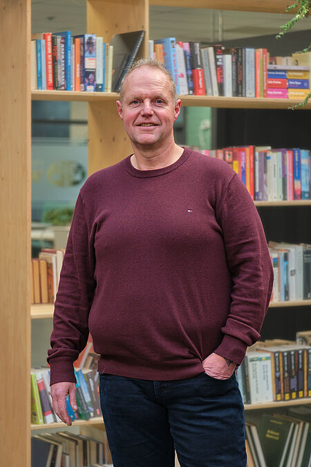 portret van een man in trui.