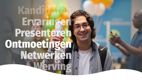 Vrolijke man groet ons. Tekst in afbeelding: Kandidaten, Ervaringen, Presenteren, Ontmoetingen, Netwerken, Werving.