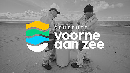 logo "gemeente Voorne aan zee". twee mannen legen prullenbak aan het strand.